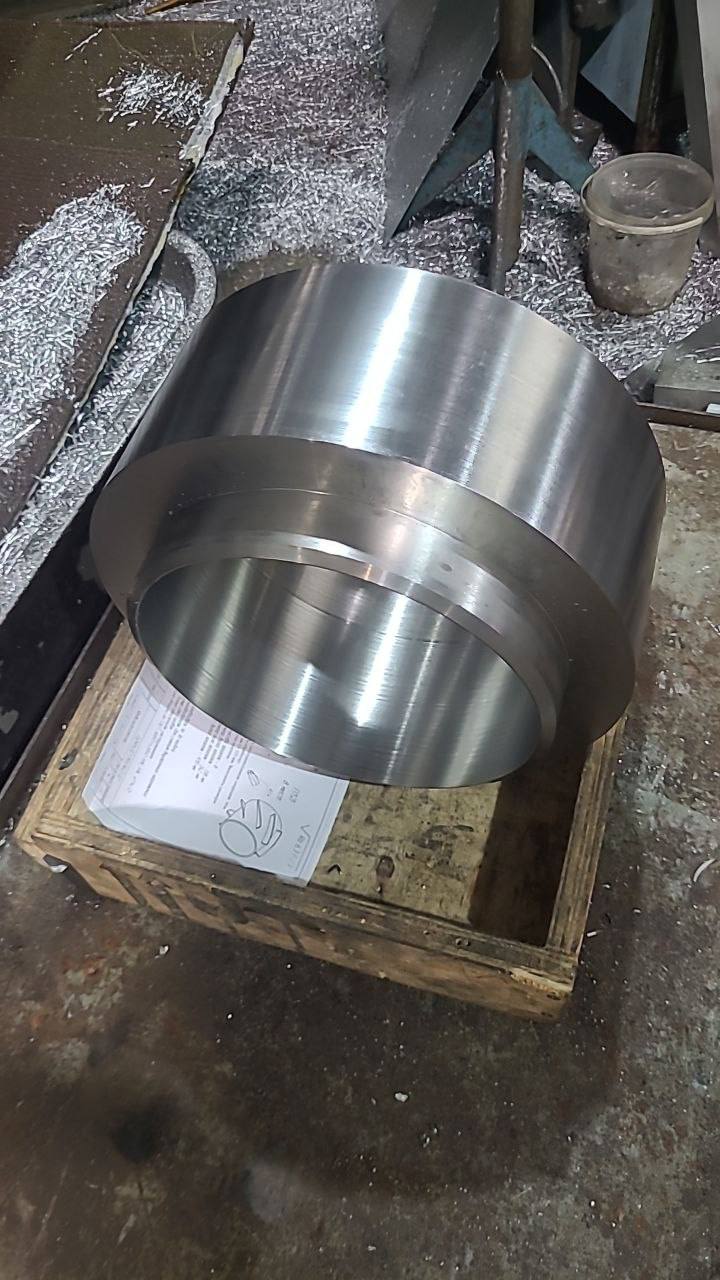 Заготовка после завершения токарного этапа, полностью готовая к установке на фрезерный станок